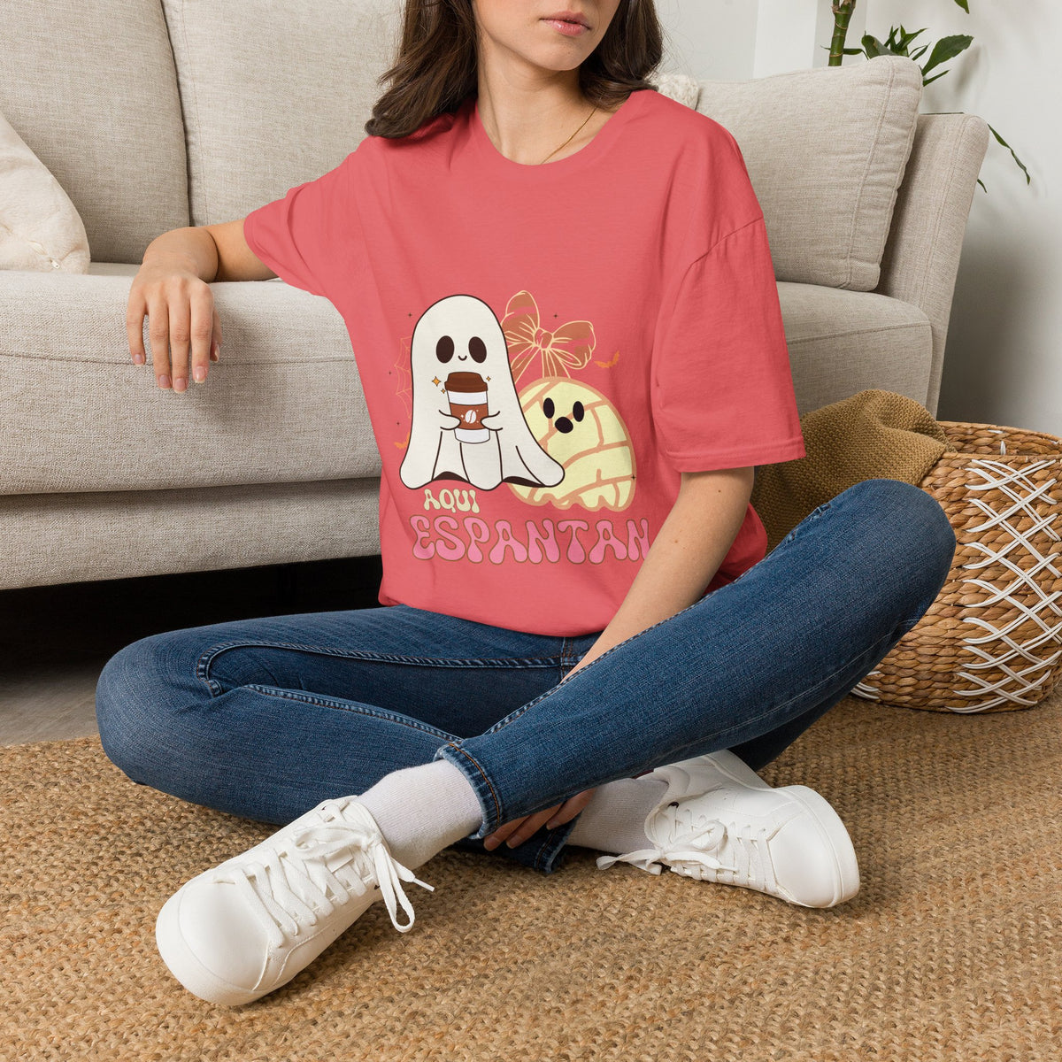 Aqui Espantan - Ghost Graphic T-shirt