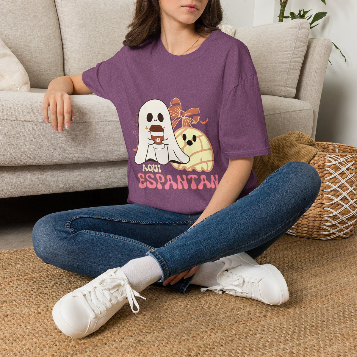 Aqui Espantan - Ghost Graphic T-shirt