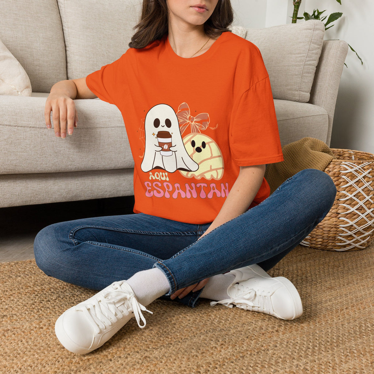 Aqui Espantan - Ghost Graphic T-shirt