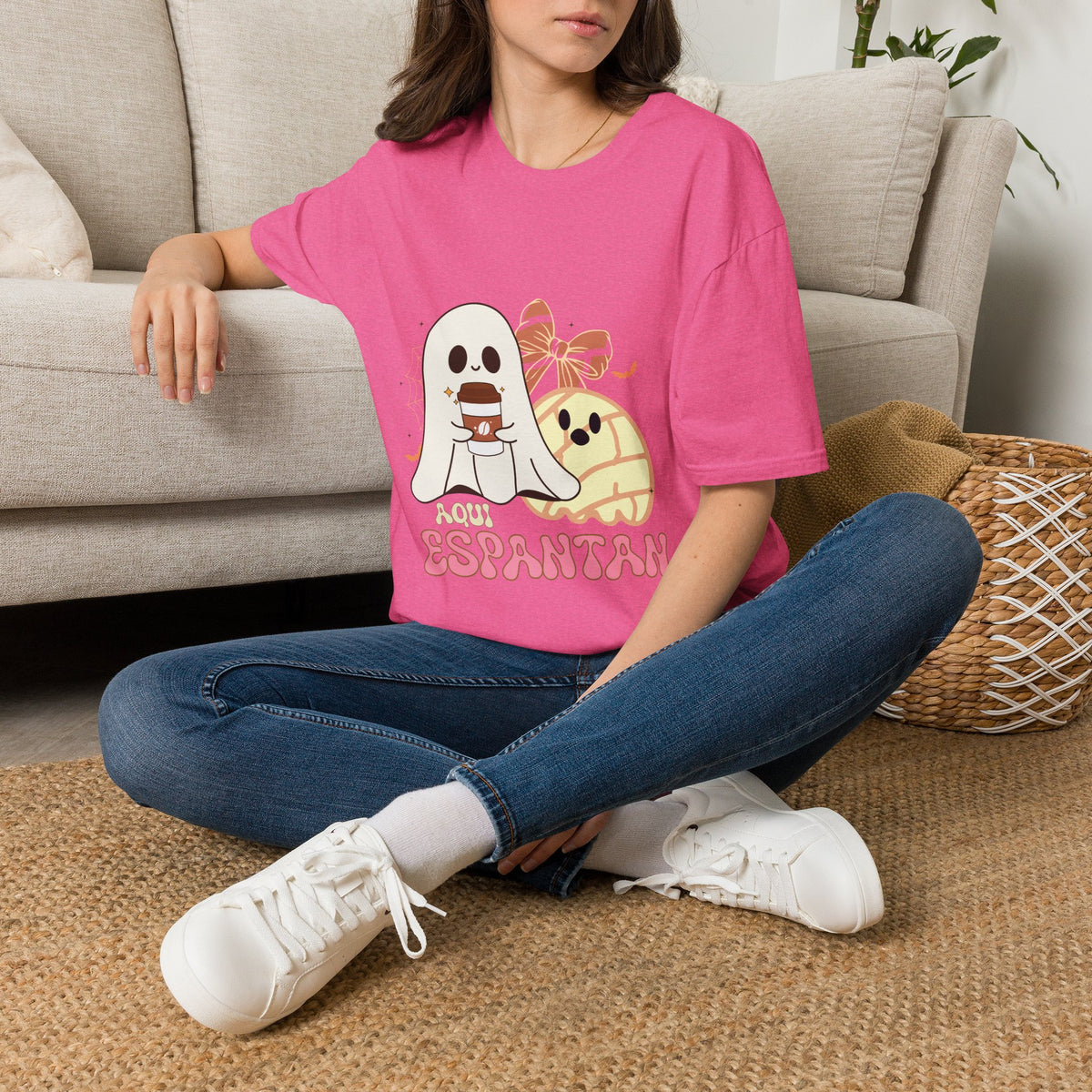 Aqui Espantan - Ghost Graphic T-shirt