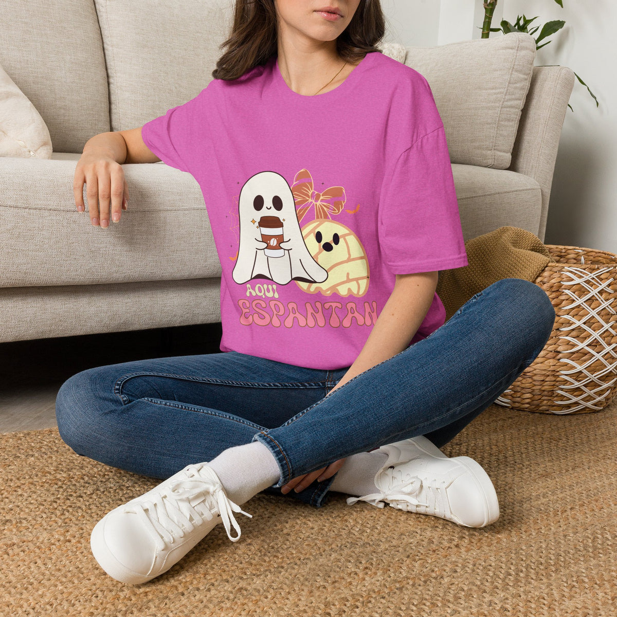 Aqui Espantan - Ghost Graphic T-shirt