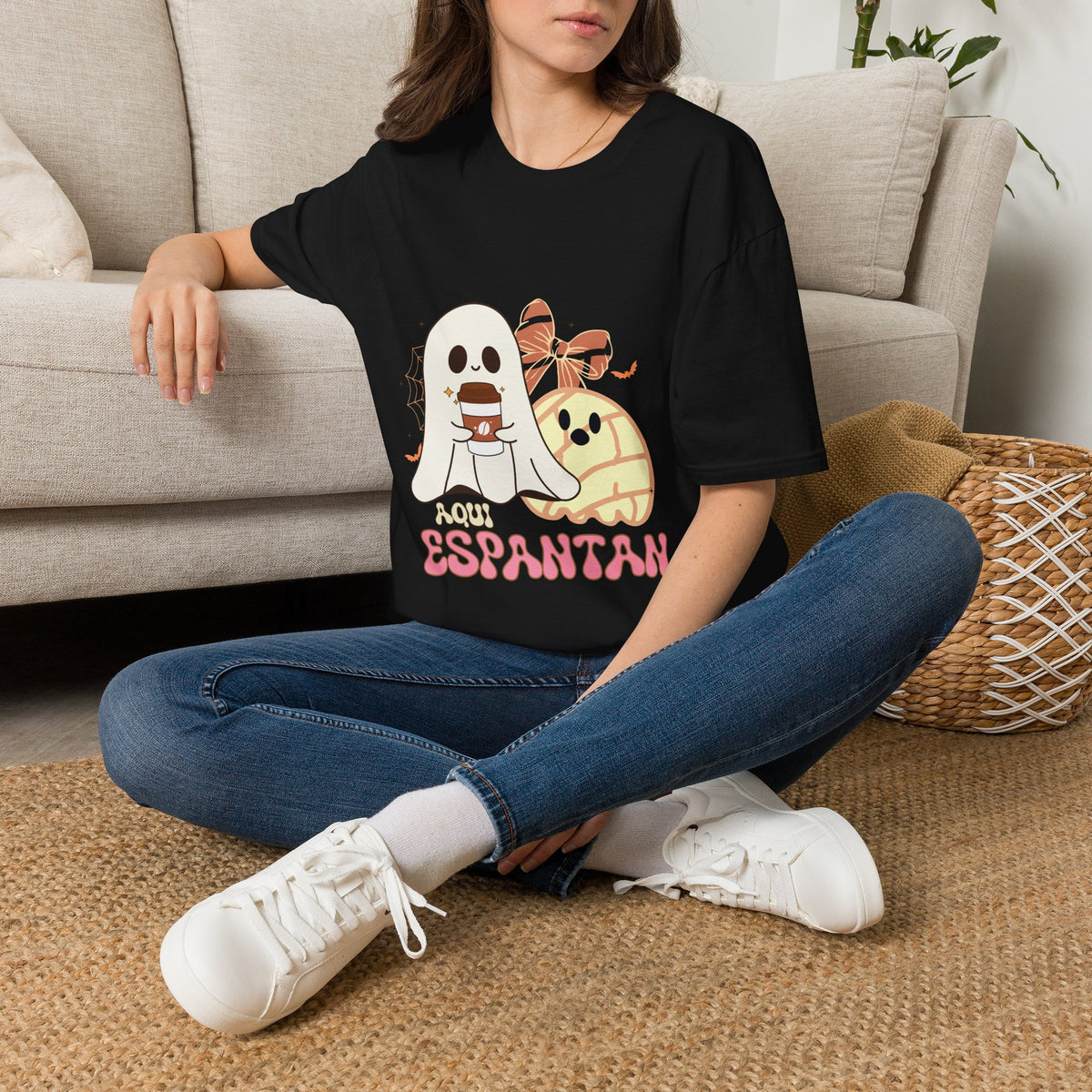 Aqui Espantan - Ghost Graphic T-shirt