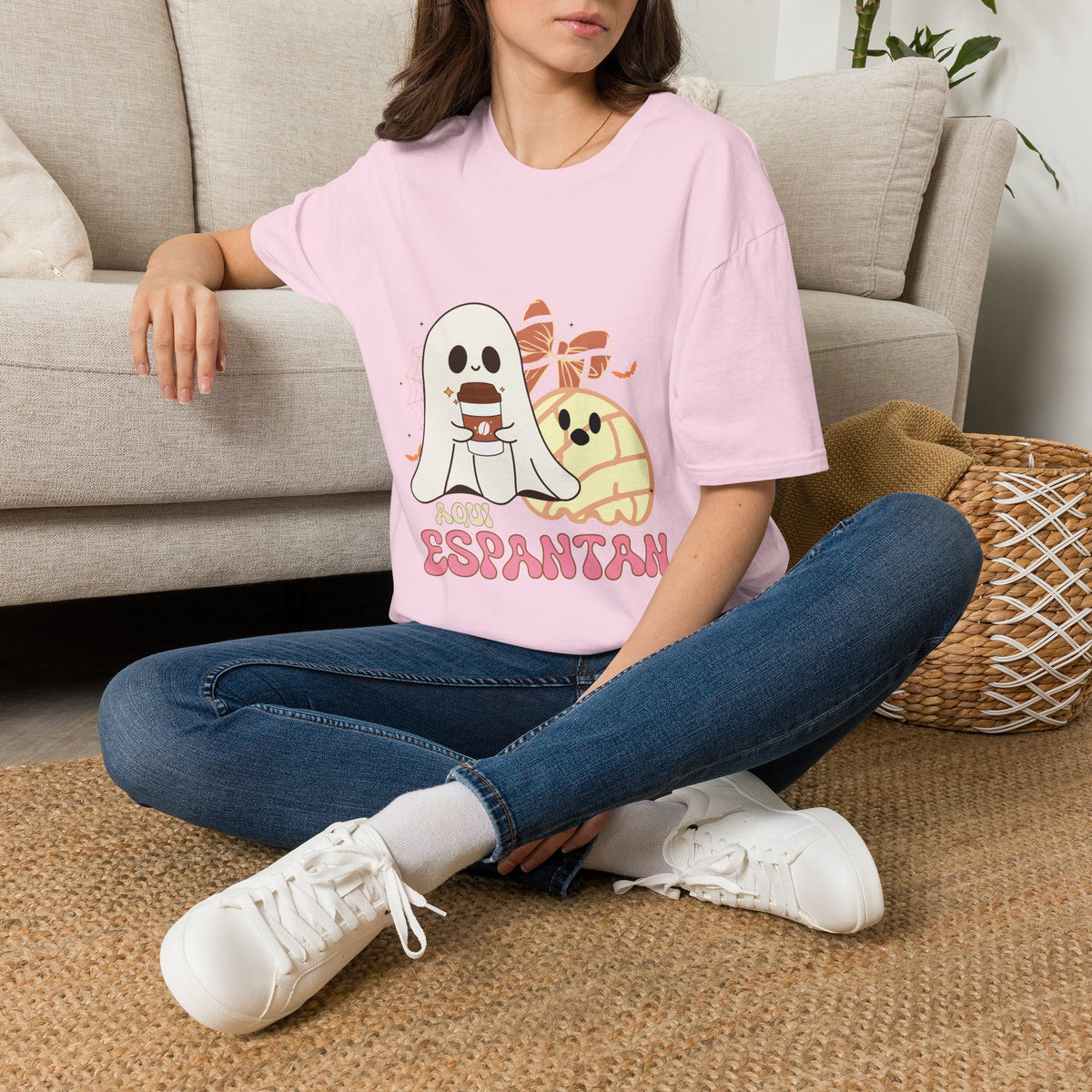 Aqui Espantan - Ghost Graphic T-shirt