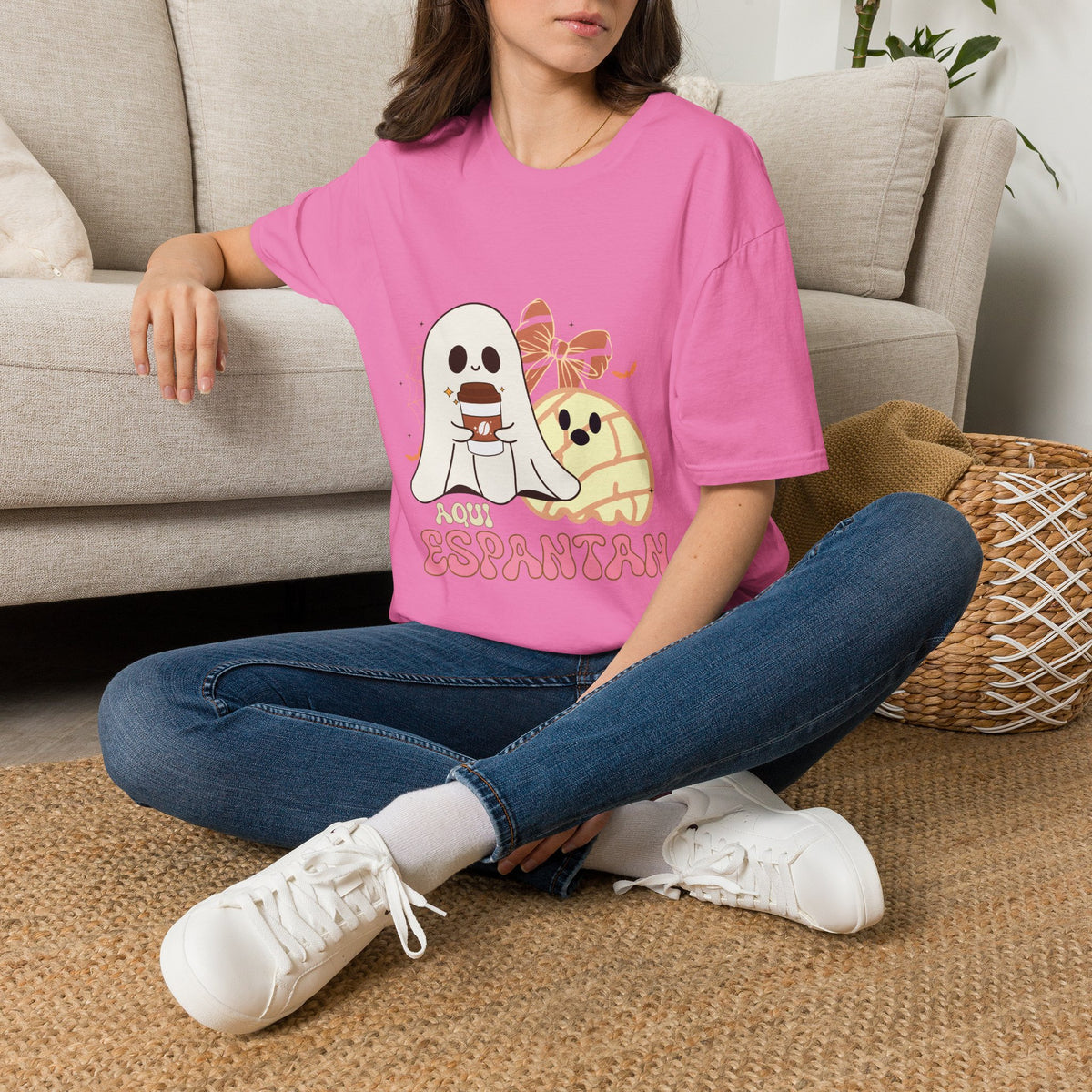 Aqui Espantan - Ghost Graphic T-shirt